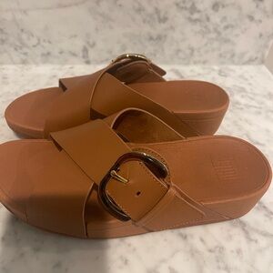 Fitflop women’s 8 Lulu Buckle cross slide Tan Sandals